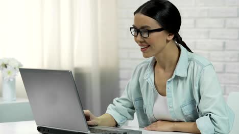 Mujer-asiática-en-copas-charlando-en-la-red-social,-sonriendo-y-respondiendo-el-mensaje