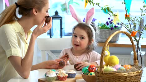 Madre-y-su-hija-comiendo-huevos-de-Chocolate-de-Pascua