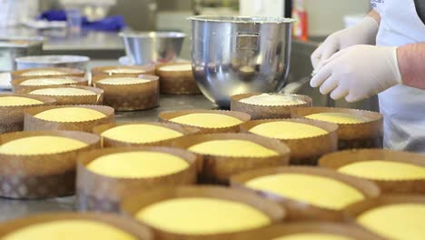 manos-de-chef-de-pastelería-Glas-masa-para-dulce-de-Pascua-pan-pasteles