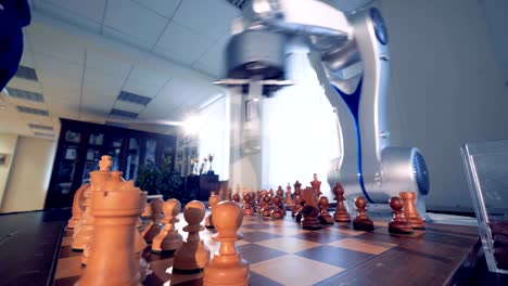 Künstliche-Intelligenz,-Roboter-Schachspieler-spielt-Schach-mit-einem-Mann.-4K.