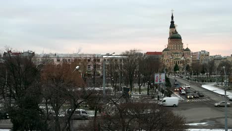 Vehicles-moving-in-Kharkiv,-overviewing-Annunciation-cathedral,-timelapse