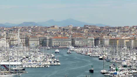 Barcos-en-el-puerto-de-Marsella,-lugar-de-interés-histórico,-turismo-turismo