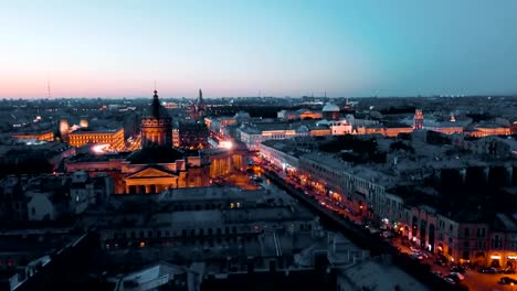 Luftaufnahme-des-Kasaner-Kathedrale-in-der-Nacht.-Sankt-Petersburg,-Russland.-Stadt-von-oben,-filmische-Drohne-video,-historische-Gebäude-der-nördlichen-Hauptstadt