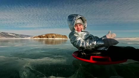 Hombre-es-encender-a-mujer-de-hielo.-Padre-convierte-a-su-hija-y-su-madre-en-un-hielo.-Familia-tiene-diversión-y-tiempo-en-la-naturaleza-de-los-deportes.-Gire-a-la-gente.-Cámara-lenta.