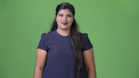 Joven-empresaria-India-hermosa-sobrepeso-sobre-fondo-verde