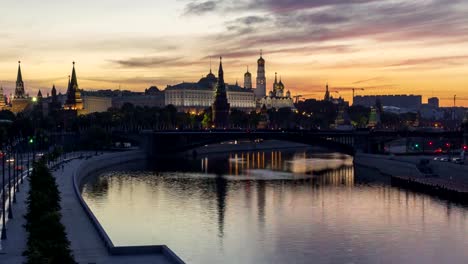 Moskauer-Kreml-und-Moskwa-in-sonnigen-Sommermorgen.-Russland