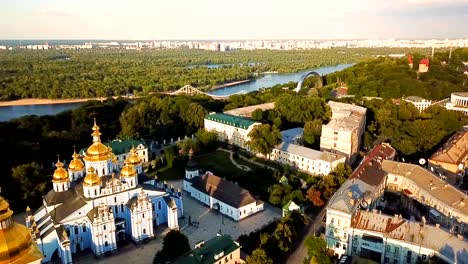 Kiew-Ukraine-St.-Michael-goldenen-Kuppel-Kloster.-Ansicht-von-oben.-video-Luftaufnahmen.-Blick-auf-die-Stadt-"Dnipro"-Fluss-Landschaft.-statische-Szene-die-Kamera-bewegt-sich-nicht