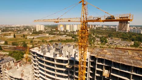 Toma-aérea-de-los-trabajadores-de-una-construcción,-estructura-en-el-proceso-que-construir