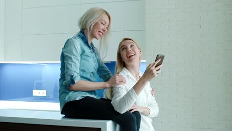 Two-women-watching-photos-on-the-smartphone