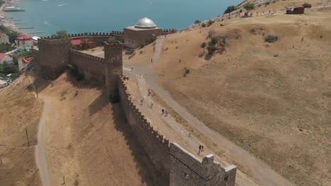 Pared-de-la-fortaleza-en-Sudak