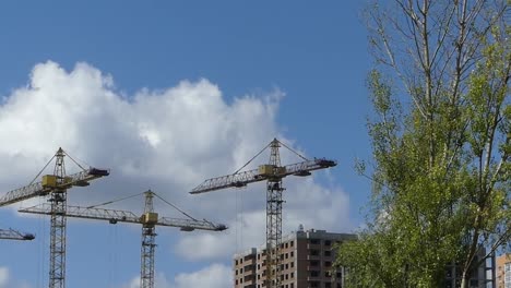 Un-lago-contra-el-fondo-de-las-casas-en-construcción.-Se-construyen-rascacielos-cerca-del-lago.-Construcción-de-edificios-residenciales-cerca-del-lago.