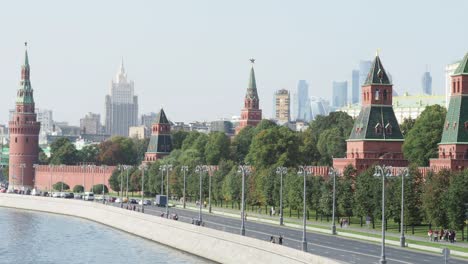 Torres-de-Kremlin-y-rascacielos-en-la-ciudad-de-Moscú-en-septiembre