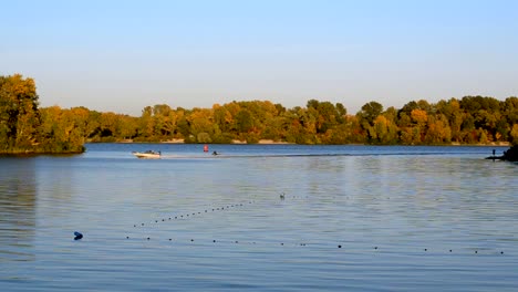 Calm-evening-sunset-on-the-Dnieper-River-in-Ukraine-in-Kiev.