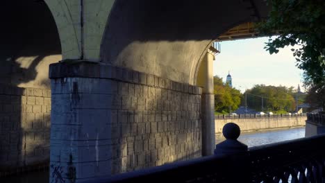 Panoramablick-auf-die-Ufer-des-Flusses-Stadt-und-die-alte-Eisenbahn-Aquädukt