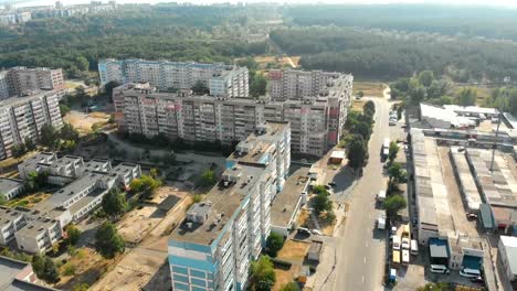 Luftaufnahme-von-mehrstöckigen-Wohngebäuden-in-der-Stadt