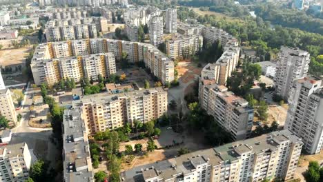 Vista-aérea-de-edificios-residenciales-de-varios-pisos-en-la-ciudad