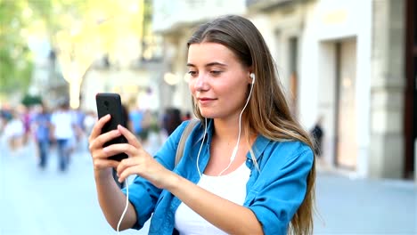 Mädchen-mit-einem-Videoanruf-auf-der-Straße