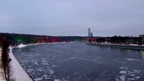 Decoración-de-la-Navidad-(fiestas-de-año-nuevo)-en-Moscú-(de-noche),-Rusia--Vorobyovskaya-terraplén-del-río-Moskva-y-colinas-del-gorrión-(Vorobyovy-Gory)