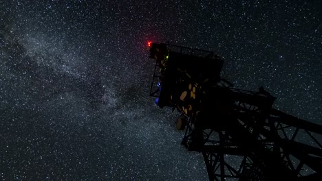 Galaxia-de-la-vía-Láctea-sobre-el-lapso-de-tiempo-de-torre-de-comunicación