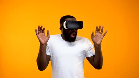 Hombre-afroamericano-sorprendido-sorprendido-de-la-simulación-de-realidad-virtual,-gadget-moderno