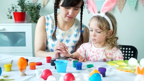 Little-Girl-Painting-Wooden-Osterhasen-mit-Mama