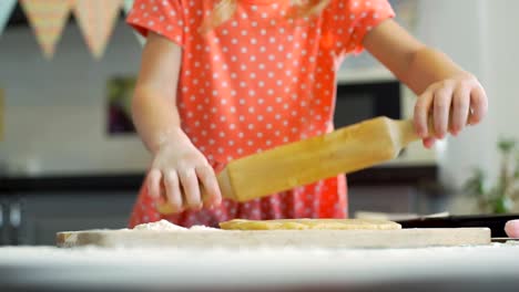 Pequeña-niña-preparando-masa-para-galletas