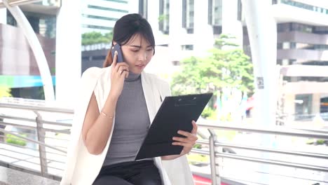 Asian-young-business-people-are-using-smartphones