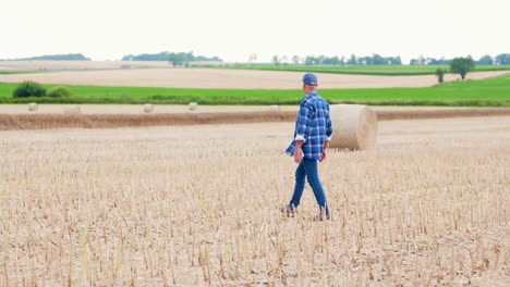 Moderne-Landwirtschaft.-Die-Liebe-zur-Landwirtschaft.-Landwirt-mit-digitalem-Tablet-bei-der-Prüfung-von-Bauernhof