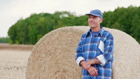 Moderne-Landwirtschaft.-Die-Liebe-zur-Landwirtschaft.-Landwirt-mit-digitalem-Tablet-bei-der-Prüfung-von-Bauernhof