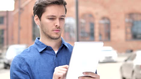 Outdoor-Porträt-von-Young-Man-mit-Tablet