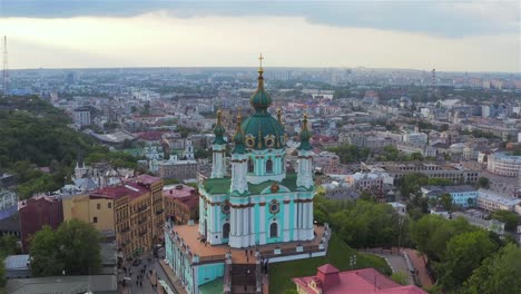 Vista-aérea-de-la-iglesia-de-San-Andrés,-centro-histórico,-Distrito-de-Podolsky,-Kiev,-Ucrania