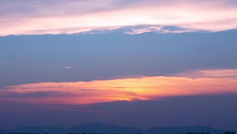 Zeitraffer-Natur-Hintergrund.-Sonnenaufgangszeit.-Die-Bewegung-der-Wolken-und-Sonne.