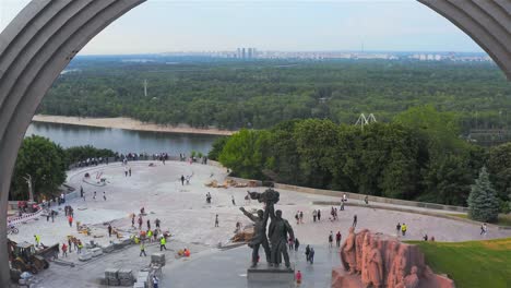 Vista-aérea-del-arco-de-la-amistad-de-los-pueblos,-nuevo-puente-de-bicicleta-y-peatonal,-Parkovaya-Road,-Kiev