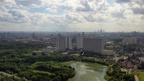 Luftblick-auf-die-Häuser-und-Straßen-der-Metropole