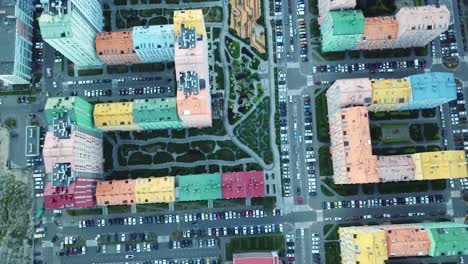 vista-desde-arriba-en-un-barrio-colorido-brillante,-casas-de-colores-y-carreteras-llenas-de-coches