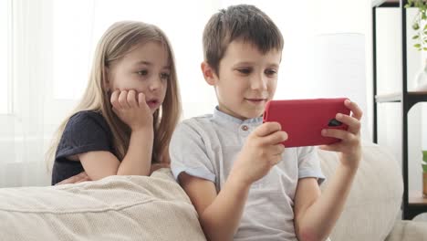 Kinder-spielen-Spiel-auf-dem-Smartphone