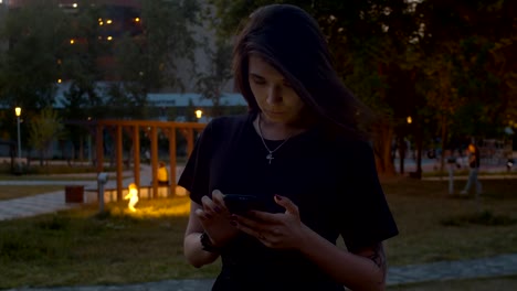 Retrato-de-joven-mujer-escribiendo-en-el-teléfono-inteligente