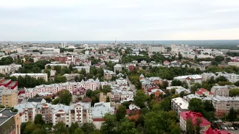 Blick-von-einem-Wolkenkratzer-auf-die-Stadt-Kirow