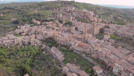 increíble-ciudad-italiana-Montalcino-en-las-montañas-en-el-día-de-verano,-vista-aérea,-pintorescas-casas-de-estar-antiguas