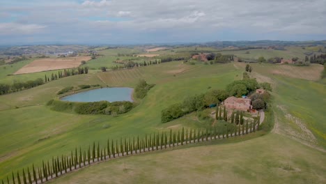 Disparo-aéreo.-Hermosa-Toscana-italiana.-Vista-de-pequeños-pueblos-o-villas