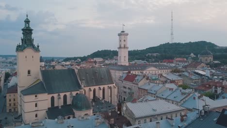 Ciudad-aérea-de-Lviv,-Ucrania.-Ciudad-Europea.-Zonas-populares-de-la-ciudad.-Ayuntamiento