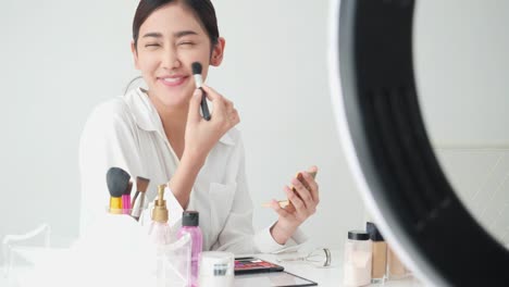 Asiatische-schöne-Frau-leben-Lehre-über-Schönheit-Make-up-online.-Frau-posiert-vor-der-Kamera-im-Studio.-Konzept-von-Schönheit,-Mode-und-Kosmetik.