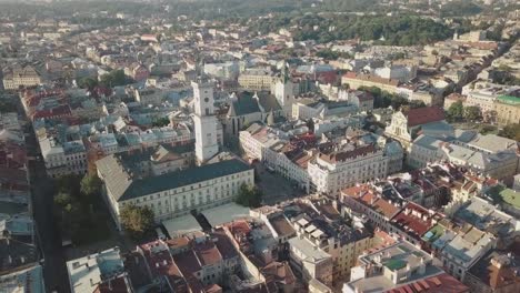 Ciudad-aérea-de-Lviv,-Ucrania.-Ciudad-Europea.-Zonas-populares-de-la-ciudad.-Ayuntamiento