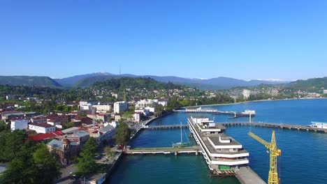 Luftaufnahme-des-Stadtdamms-mit-der-Seestation.