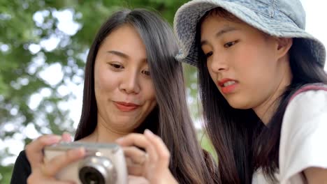 Glückliche-junge-asiatische-Mädchen-lächeln-und-Selfie-Foto-zur-Kamera