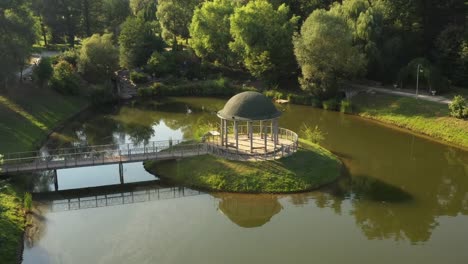 Theophania-Park,-ein-Pavillon-auf-einer-kleinen-Insel-in-der-Mitte-des-Sees,-Blick-auf-die-Oberansicht,-Drohnenflug