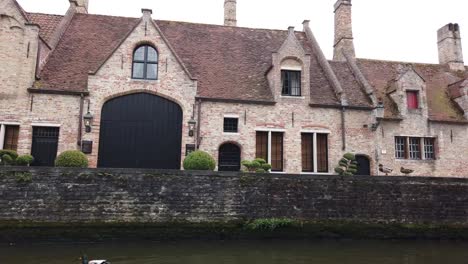 Brügge,-Belgien---Mai-2019:-Blick-auf-den-Wasserkanal-im-Stadtzentrum.-Touristischer-Spaziergang-auf-den-Wasserkanälen-der-Stadt.-Blick-von-einem-Touristenboot.