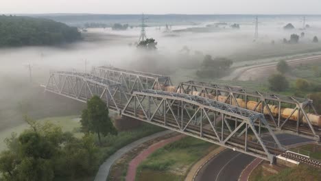 Puente-ferroviario-de-hierro-al-amanecer-en-la-niebla