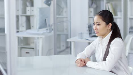 Mujer-asiática-usando-dispositivo-de-realidad-aumentada-invisible-y-escribiendo-en-el-teclado-virtual