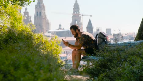 Turista-En-Peregrinación-en-Santiago-de-Compostela-con-Smartphone